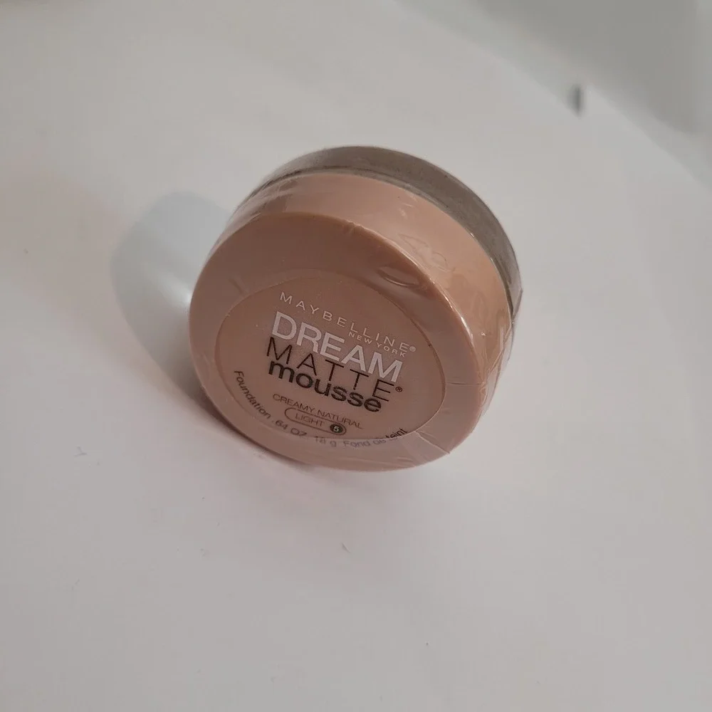 Maybelline Dream Matte Mousse Foundation Creamy Natural Light 5 .64oz New Sealed